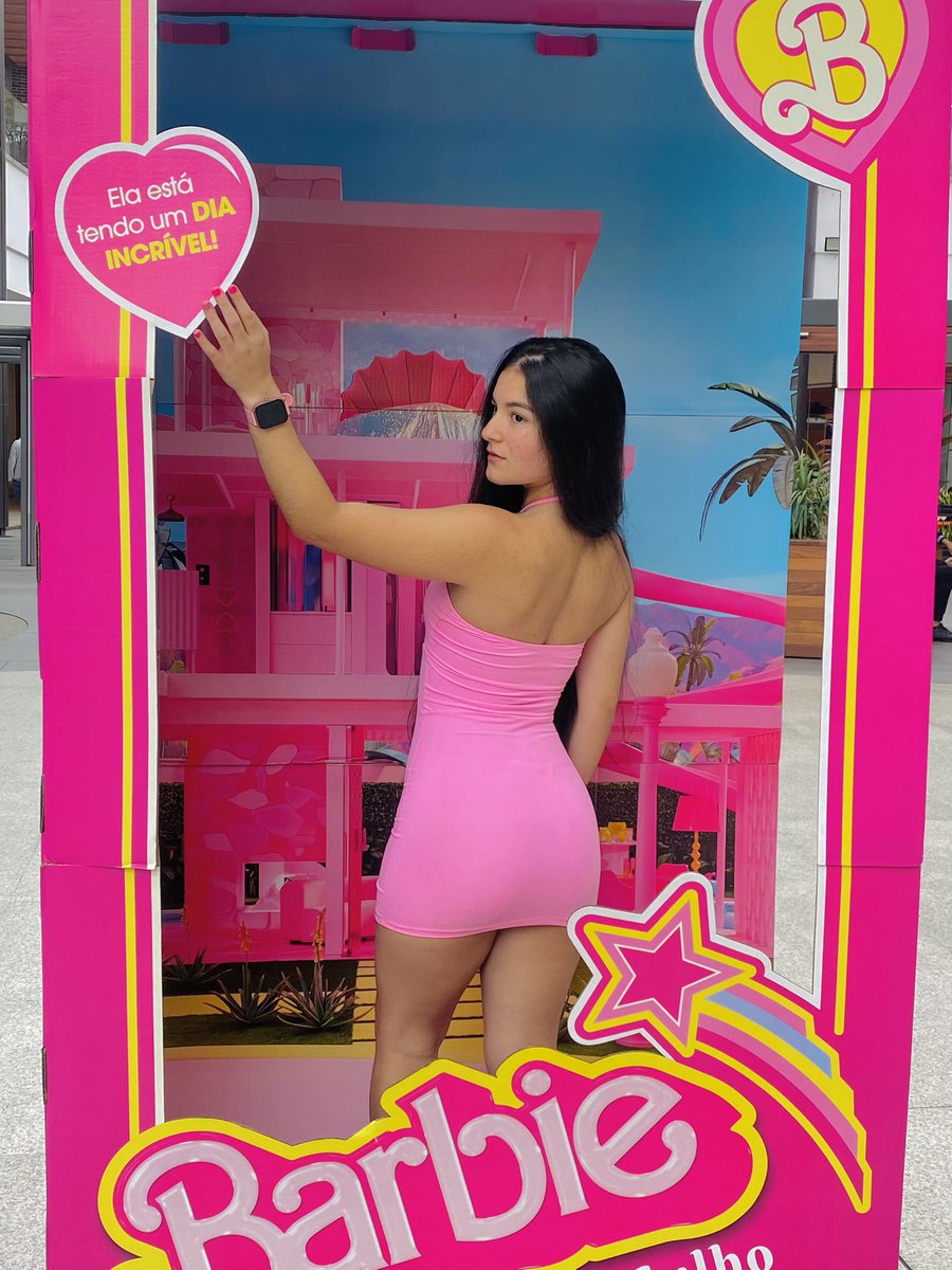 jhennmedina's tweet photo. Barbie na vitrine: Enquanto algumas pessoas queriam ter um closet recheado com roupas de grife, carros conversíveis ou viajar em um foguete espacial, eu só queria não cagar e nem fazer xixi igualzinho a Barbie. #barbie #BarbieMovie #barbiebrasil #bonecabarbie #filmebarbie https://t.co/ILpZJDLo1x