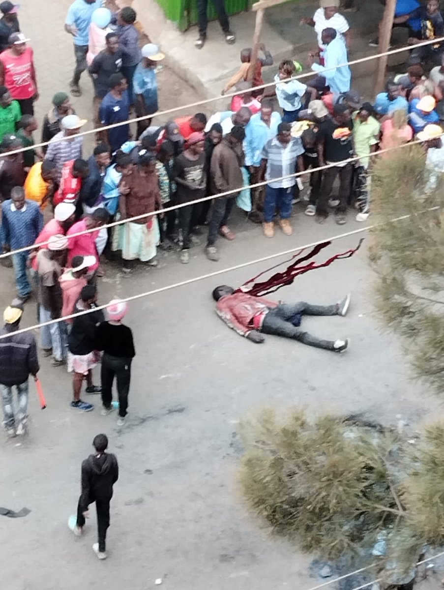 mukadi_jk's tweet image. BREAKING NEWS ...

Graphic Content:

Mtu ya Boda Boda apigwa risasi na #KillerCops pale Kawangware 56....#HustlerNation campaign promises zatimizwa na #Ruto ...yaani kutoka chini kuenda juu (#BottomUp)
Do you still blame #RailaOdinga ? Is he the one giving shoot to kill orders?