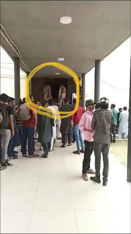 KazimLaghari4's tweet photo. Wth is going on in Public sector institutions? Why these armed forces are allowed in universities? To harass the students? Who are standing for their rights? #shameful act.
#RestoreDawoodUniversityStudents https://t.co/2ZUjvAUKxI