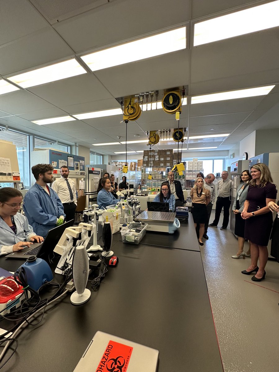 JillDunlop1's tweet photo. It was great meeting with students and seeing their successes at the CanPRIME Biotherapeutics Manufacturing Centre!  
 
Thank you @MitacsCanada and Ottawa Hospital for your important work in health, innovation and accelerating novel cancer immunotherapies! https://t.co/5xC89Gbuyd