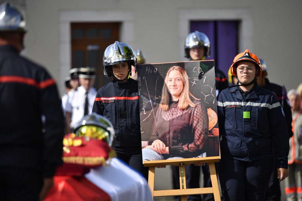 ⚫️🇫🇷À Reigny dans le Cher, le ministre <a href="/GDarmanin/">Gérald DARMANIN</a> a présidé la cérémonie d'hommage rendu à la caporale Manon Labarre, sapeur-pompier volontaire du <a href="/SDIS_18/">SDIS18</a>, décédée alors qu'elle luttait contre un feu d'espace naturel.
La famille de la Sécurité civile s'incline devant sa mémoire.