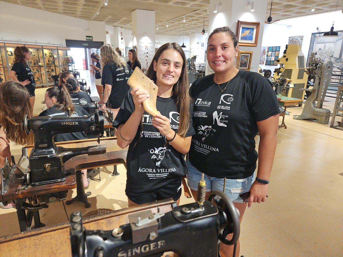 📢⚪🔵🤾VISITA AL MUSEO DEL CALZADO DE ELDA ‼ 
Después de otra sesión de gym por la mañana en Ambit Box 2.0, la plantilla ha visitado el Museo del Calzado de la mano de su directora Loles Esteve Juan y su equipo.

Muchas gracias por vuestra gran acogida.