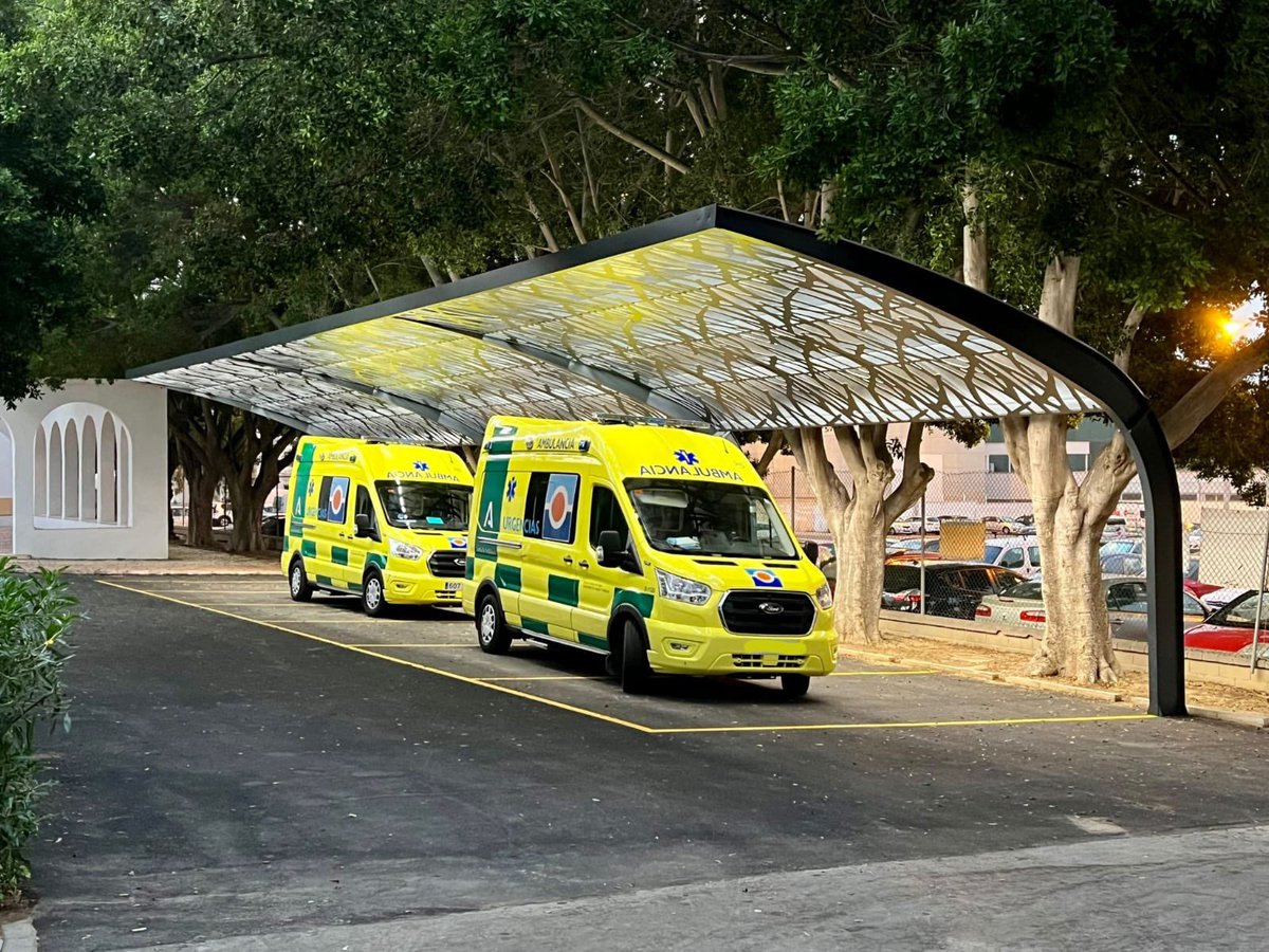 ToldosUbeda's tweet photo. Nuevas marquesinas para Ambulancias del Servicio de Urgencias de la Bola Azul de Almería.
Una nueva zona creada para favorecer el aparcamiento de las ambulancias del SAS, inaugurada la parada de Ambulancias de la Bola Azul de la capital almeriense. https://t.co/EBdv3IbHF9