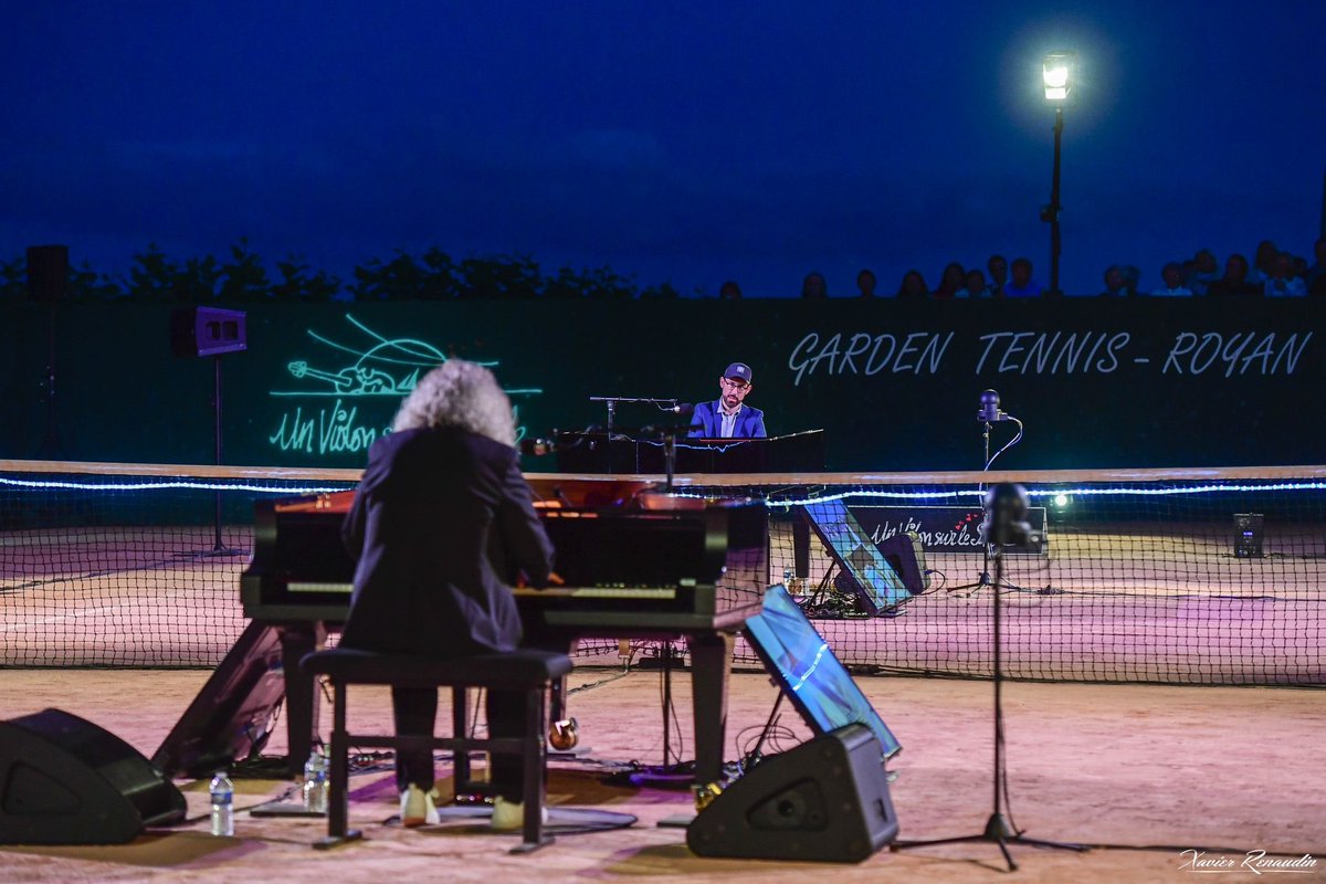 'À chacun son court' 🎾 Soirée sportive pour l’ouverture du festival @violonroyan avec un adversaire de taille 😉 @yaronherman, sous l'arbitrage d'@AlexJaffray 📷 Xavier Renaudin #live #piano #concert