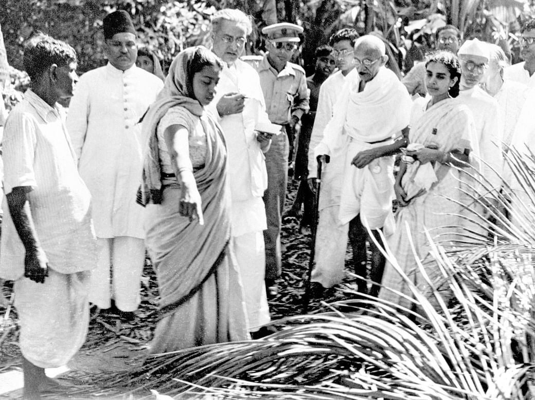 Gandhian_'s tweet photo. 1946 और 1947 में जब बिहार, बंगाल, दिल्ली में दंगे छिड़े तो महात्मा गाँधी वहाँ राहत-कार्यों और शांति की अपील के लिए दौड़े चले गए। वे नंगे पाँव, निहत्थे गाँव-गाँव घूमते और लोगों से हथियार फेंक देने की प्रार्थना करते। https://t.co/5GI5qNaUB3