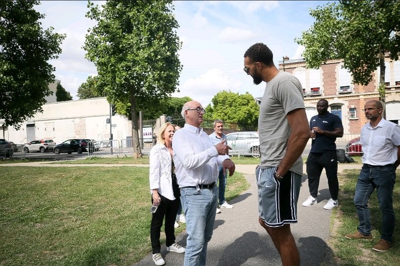 FredericAlliot's tweet photo. @rudygobert27  ne se lasse pas de venir jouer sur les terrains de son enfance qu’il a réhabilités pour  le grand bonheur des jeunes st quentinois
 merci Rudy Just à Kid From @a_saint_quentin 🏀👍👏👏👏🇨🇵💪
@3x3ffbb @lachainelequipe @LNBofficiel @babathl @ReseauAndes https://t.co/eoa4J8hmOI