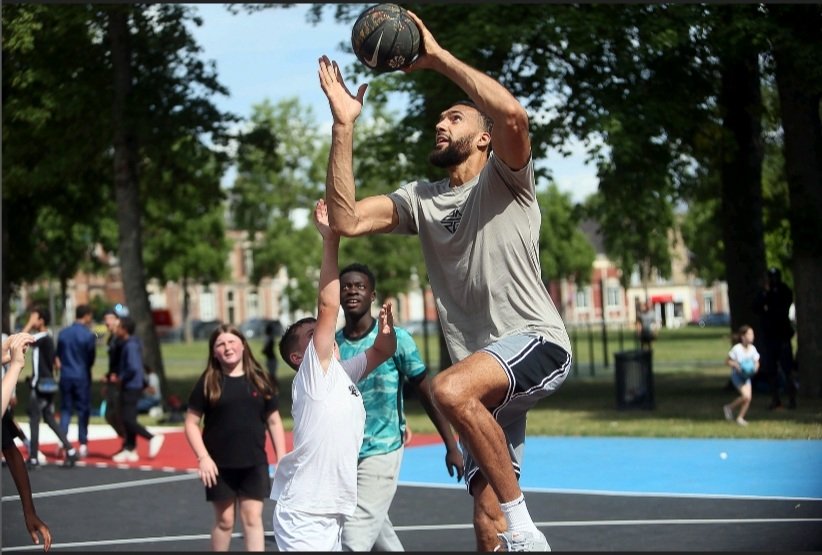 <a href="/rudygobert27/">Rudy Gobert</a>  ne se lasse pas de venir jouer sur les terrains de son enfance qu’il a réhabilités pour  le grand bonheur des jeunes st quentinois
 merci Rudy Just à Kid From <a href="/a_saint_quentin/">Saint-Quentin</a> 🏀👍👏👏👏🇨🇵💪
<a href="/3x3ffbb/">3x3 FFBB</a> <a href="/lachainelequipe/">la chaine L'Équipe</a> <a href="/LNBofficiel/">Ligue Nationale de Basket</a> <a href="/babathl/">Brunet Elisabeth</a> <a href="/ReseauAndes/">ANDES</a>