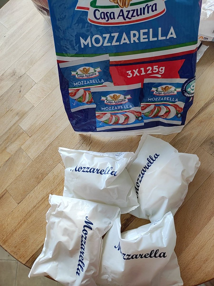 Viens d'enculer la société de consommation à sec : 4 portions de mozzarella dans un sachet qui ne devait en contenir que 3🖕 Plus beau jour de ma vie💪🎉😃 Ça m'aide un peu à oublier le décès de mes parents ce matin😢🙏 #TeamMozza #HappyDay
