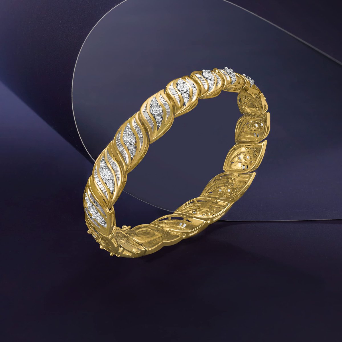 4ashoponline's tweet image. ✨ Sparkle and shine with the breathtaking Ross-Simons 1.00 ct. t.w. Diamond Bracelet in 18kt Gold Over Sterling! 💎✨ Embrace luxury and elegance. Shop now zurl.co/HzFg! #RossSimons #DiamondBracelet #18ktGold #ShineBright 💫🛍️