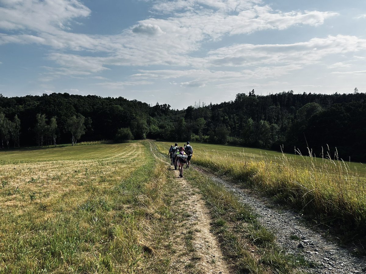 ondkout's tweet photo. Tip na letní výlet:

Historie 📖 turistika 🗺️ hrdina🦸‍♂️ sport 👟

Tolarův pochod měl všechno. Ušli jsme 90km po stopách parašutisty Jiřího Potůčka, který před 81 lety padl v boji za svobodu 🇨🇿

Tady je reportáž a návod, můžete se taky vydat na cestu (mapy included) ⬇️ https://t.co/ELntSi9DJD