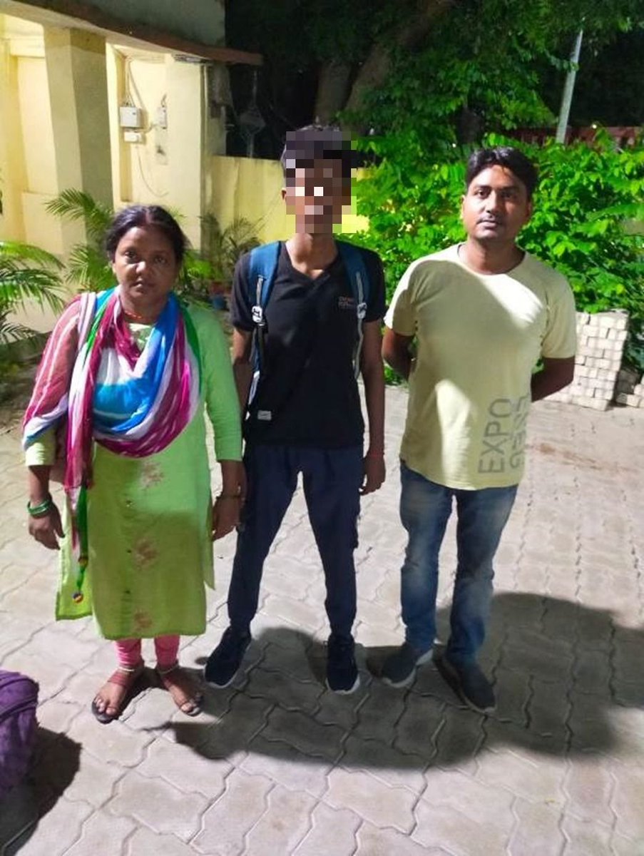 kanpurnagarpol's tweet image. थाना रायपुरवा पुलिस टीम ने टेक्नोलॉजी का प्रभावी प्रयोग करके गुमशुदा बच्चे को ढूंढकर परिजनों को सुपुर्द किया। @Uppolice