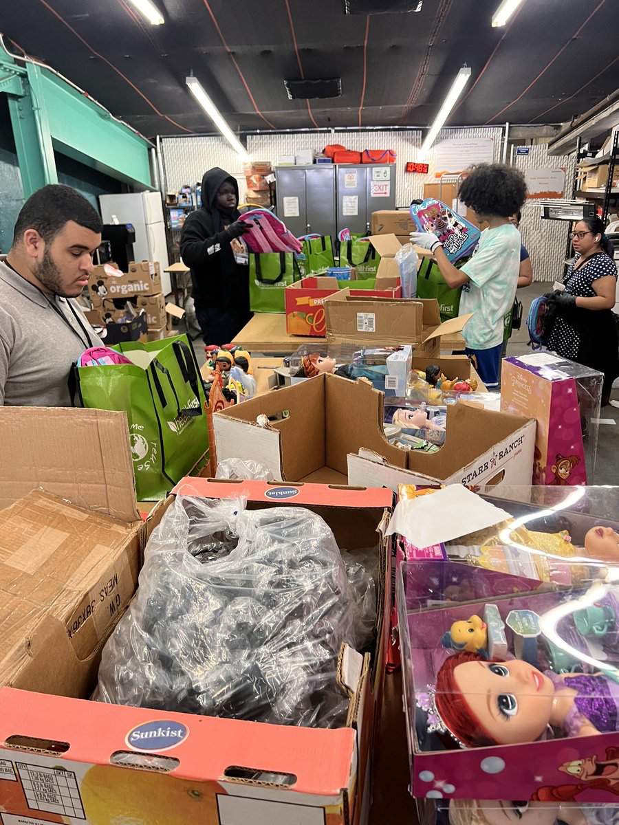 NYPDPBBronx's tweet photo. Community Affairs officers, along with ‘Explorers’ and ‘Summer Youth’ are hard at work prepping next weeks ‘Harmony Day Picnic’.  1500+ kids from all neighborhoods representing the Bronx are expected to attend.  We’ll be ready for a day of FUN…See you soon! #BXStrong 🙏🏽 https://t.co/ZbzkcM9ocz