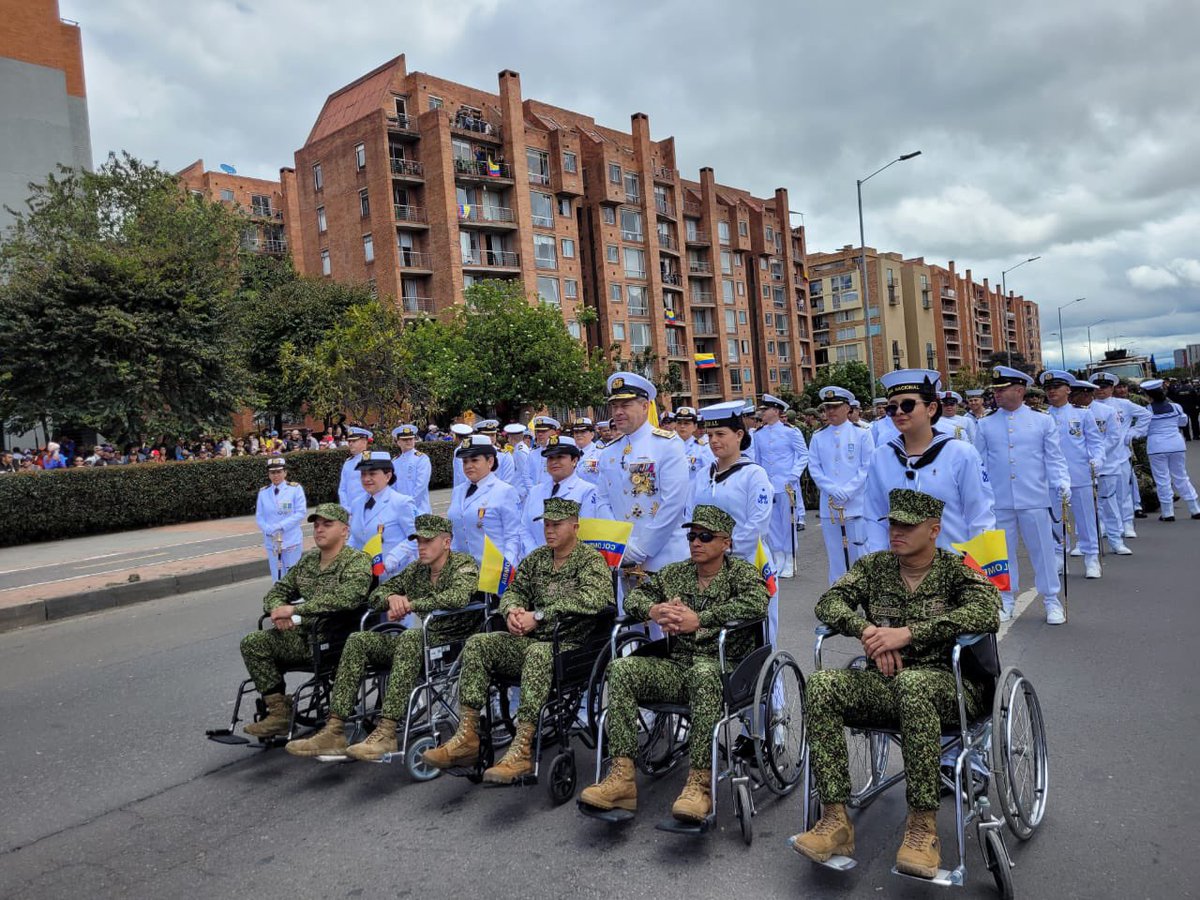 SanidadNavalARC's tweet photo. #Hoy en este día tan especial para todos los Colombianos 🇨🇴 #DiaDeLaIndependencia, y en compañía del Sr. Vicealmirante Juan Ricardo Rozo, nuestros Marinos de @SanidadNavalARC ya se encuentran listos para dar  inicio a éste histórico Desfile Militar y Policial

#ModoPatrio 🇨🇴 https://t.co/ctcPyFInvl