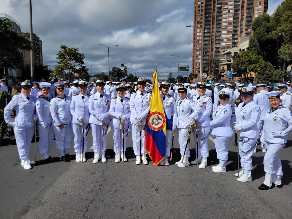 SanidadNavalARC's tweet photo. #Hoy en este día tan especial para todos los Colombianos 🇨🇴 #DiaDeLaIndependencia, y en compañía del Sr. Vicealmirante Juan Ricardo Rozo, nuestros Marinos de @SanidadNavalARC ya se encuentran listos para dar  inicio a éste histórico Desfile Militar y Policial

#ModoPatrio 🇨🇴 https://t.co/ctcPyFInvl