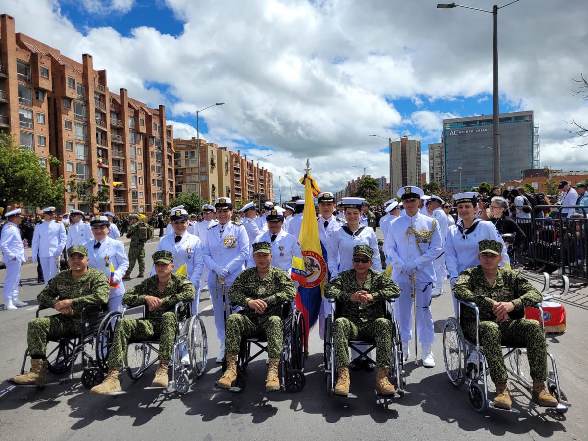 SanidadNavalARC's tweet photo. #Hoy en este día tan especial para todos los Colombianos 🇨🇴 #DiaDeLaIndependencia, y en compañía del Sr. Vicealmirante Juan Ricardo Rozo, nuestros Marinos de @SanidadNavalARC ya se encuentran listos para dar  inicio a éste histórico Desfile Militar y Policial

#ModoPatrio 🇨🇴 https://t.co/ctcPyFInvl