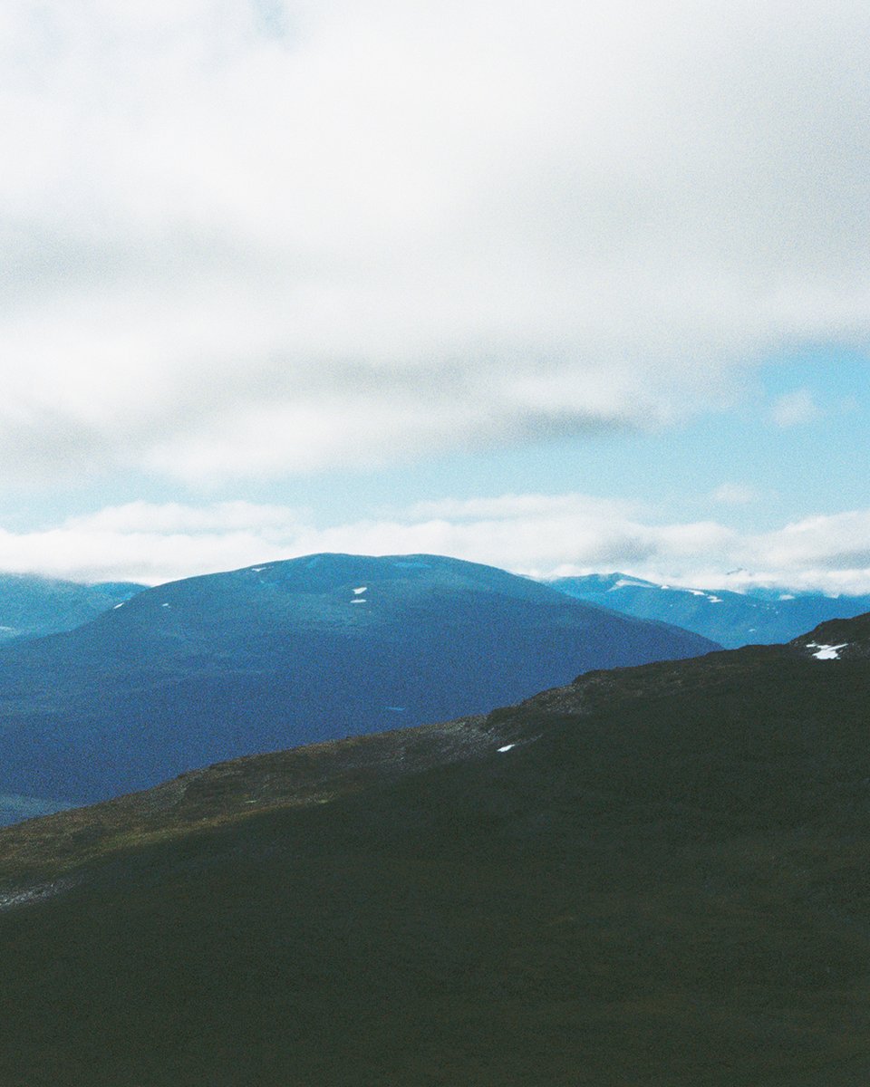The mountains in northern Sweden experience an arctic climate, characterized by long, cold winters and relatively short, cool summers. The high-altitude regions are often covered in snow for a significant part of the year.