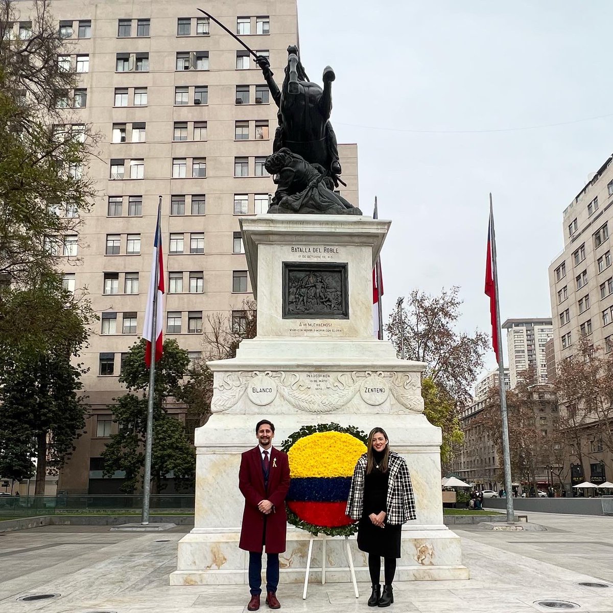 GuanumenSeb's tweet photo. 🇨🇴🗡️🇨🇱 Conmemoramos el Día de la Independencia de Colombia en el monumento Bernardo O’Higgins en la Plaza de la Ciudadania en Santiago de Chile

La espada de Bolívar sigue desenvainada, continuamos en la lucha por la igualdad y la soberanía del pueblo
#20Julio #20JPorLaSoberanía https://t.co/SowPLAEGsb