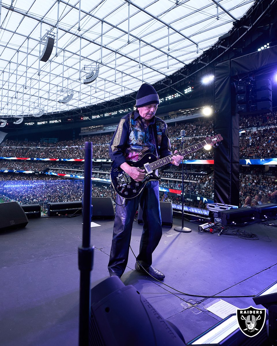 Happy birthday to #RaiderNation's own, <a href="/SantanaCarlos/">Carlos Santana</a>! 🎊🎸