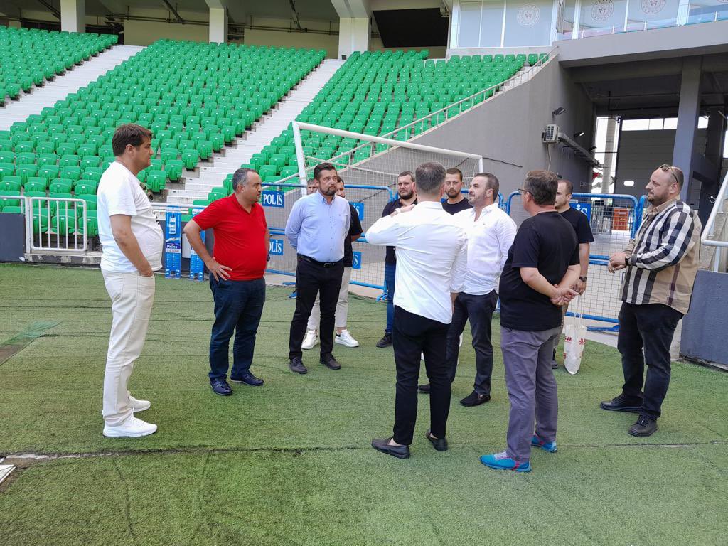 Sakaryaspor's tweet photo. Şehrimizde faaliyet gösteren Başak Traktör firması yetkilileri ile başkanımız Cumhur Genç stadımızda bir dizi görüşme gerçekleştirip, yeni sezonda ortak çalışmalar yürütülmesi hakkında fikir alışverişinde bulundular. https://t.co/RiSlb0uBLz