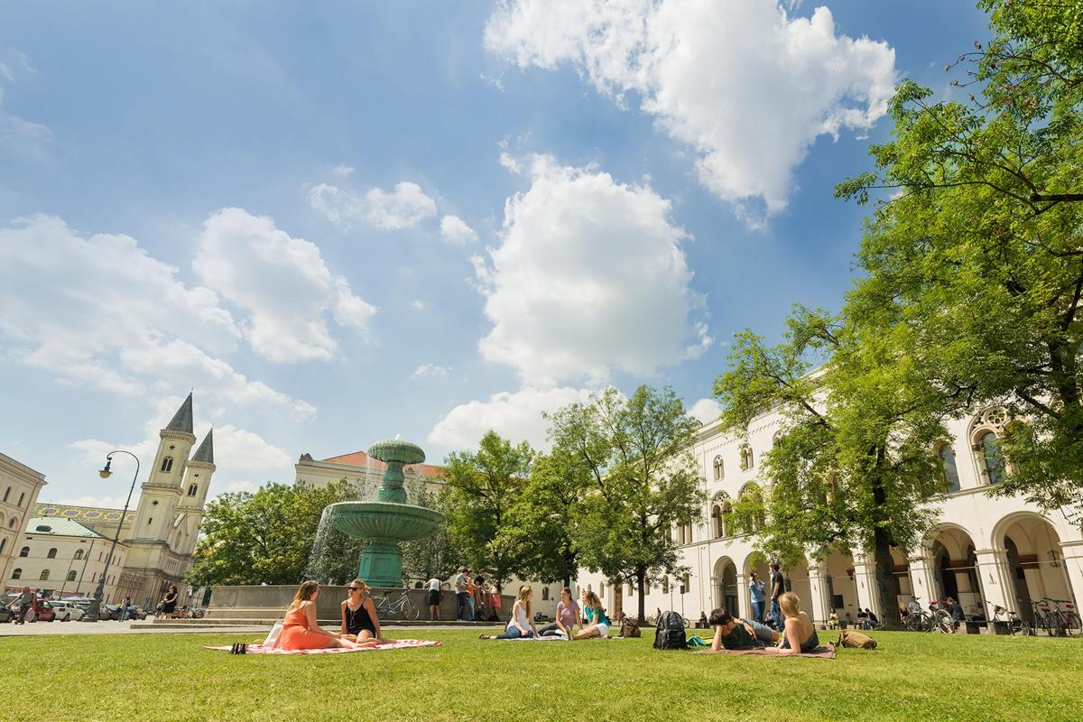 Are you studying social science @LMU_Muenchen ? Interested in #PoliticalEconomy #GenderEquality #ClimatePolitics #Taxation #Colonisation ? Come and work with me as research assistant! More here: gsi.uni-muenchen.de/aktuelles/3_st…