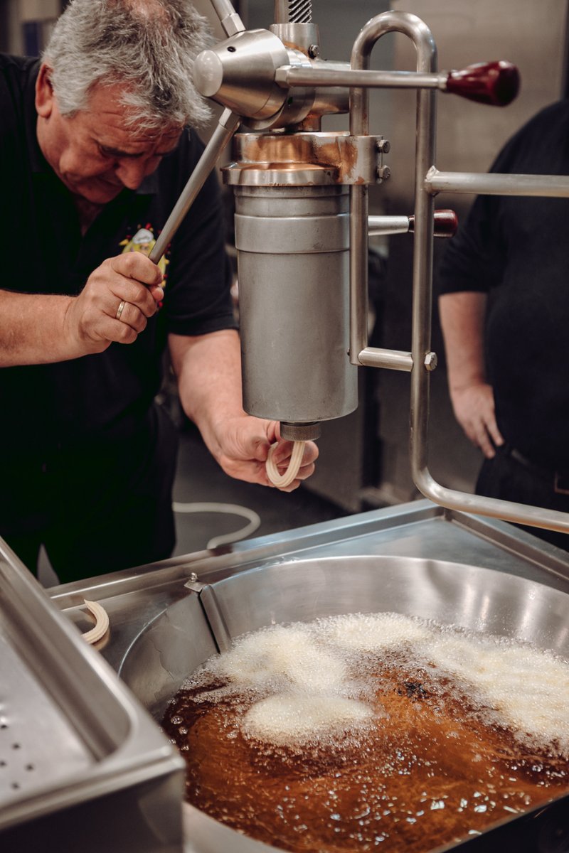 ChurroFiesta's tweet photo. No hay nada como disfrutarlos en su punto, por eso siempre nuestros #churros los freímos en el momento de servirlos, nunca antes, de esa forma los #invitados de tu evento los pueden disfrutar en su punto. 
#churros #churrosparabodas #churroseventos #churrosychocolate #chocolate https://t.co/IgFMtnPFrv