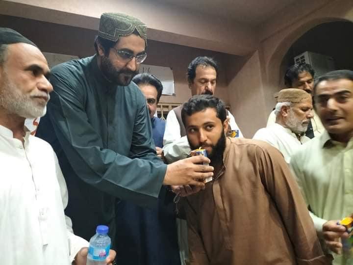 qadeerzehri's tweet photo. بلوچستان انجنیئر نگ یونیورسٹی خضدارمیں طلباءاورانتظامیہ کے درمیان کامیاب مزاکرات کرانے کے بعد پاکستان پیپلز پارٹی ضلع خضدارکےسینئررہنمانومنتخب ڈسٹرکٹ چیئرمیں حاجیصلاح الدین زہری ضلعی صدرقدیراحمدزہری دیگرپارٹی رہنماؤں کے ہمراہ بھوک ہڑتالی طلباکوجوس پلاکربھوک ہڑتال ختم کرارہے ہیں. https://t.co/J2v2AHoPJp