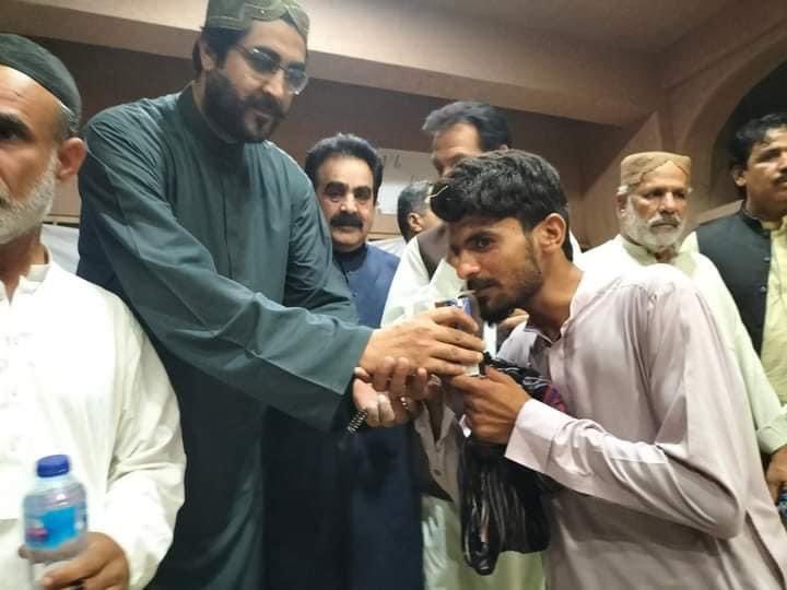 qadeerzehri's tweet photo. بلوچستان انجنیئر نگ یونیورسٹی خضدارمیں طلباءاورانتظامیہ کے درمیان کامیاب مزاکرات کرانے کے بعد پاکستان پیپلز پارٹی ضلع خضدارکےسینئررہنمانومنتخب ڈسٹرکٹ چیئرمیں حاجیصلاح الدین زہری ضلعی صدرقدیراحمدزہری دیگرپارٹی رہنماؤں کے ہمراہ بھوک ہڑتالی طلباکوجوس پلاکربھوک ہڑتال ختم کرارہے ہیں. https://t.co/J2v2AHoPJp