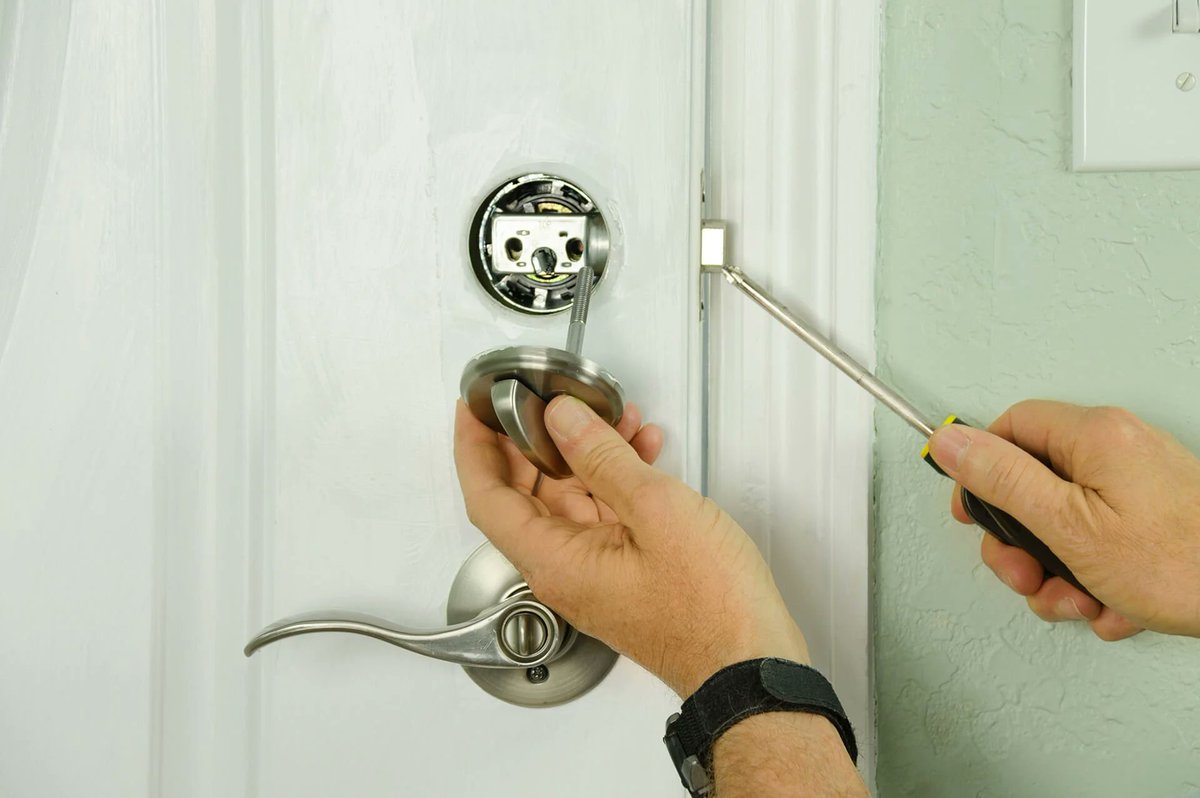 Key_Kong_SA's tweet image. Lock Repair and Replacement: If you have a damaged or broken lock, we can repair it or replace it with a new one. They can work with various types of locks, including traditional key locks, electronic locks, and smart locks. key-kong-locksmith.com/lock-replaceme… #nearestlocksmith #lockrepairs