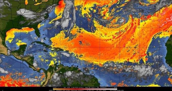 EstereocentroSC's tweet photo. Una nube de polvo del Sahara avanza sobre el Atlántico y se aproxima al Caribe, informó el Instituto de Meteorología (Insmet) en su página de Facebook.  
👉 https://t.co/voRp75KT2V https://t.co/U7IVQNHBYU