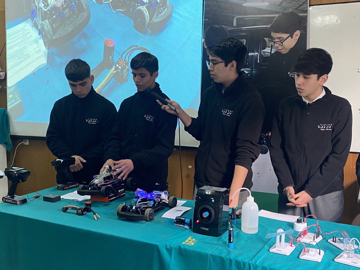 seremieducrm's tweet photo. Este jueves visitamos el Liceo Industrial Domingo Matte Pérez de @Muni_Maipu donde estudiantes de ese establecimiento hicieron una demostración práctica sobre H2v, en la víspera del viaje que emprenderán a Estados Unidos (sigue 👇) https://t.co/qmFPALPPpG