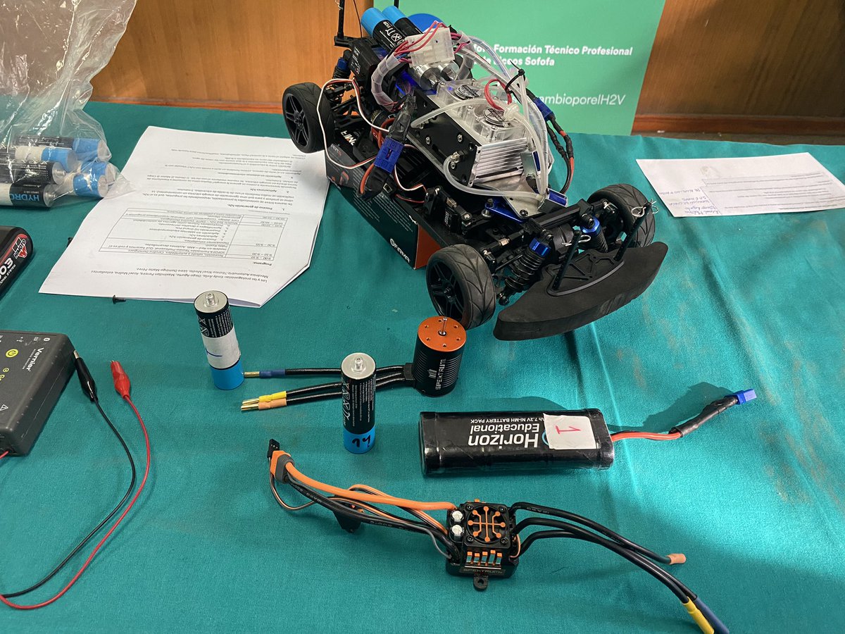 seremieducrm's tweet photo. Este jueves visitamos el Liceo Industrial Domingo Matte Pérez de @Muni_Maipu donde estudiantes de ese establecimiento hicieron una demostración práctica sobre H2v, en la víspera del viaje que emprenderán a Estados Unidos (sigue 👇) https://t.co/qmFPALPPpG