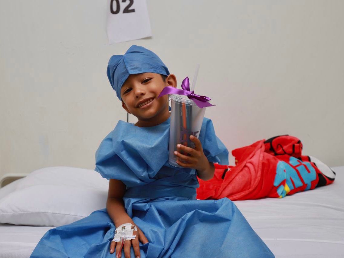 RossyLuque4T's tweet photo. Esta mañana visité a los pequeños Juan de Dios López y Emilio Pérez Juárez, momentos antes de su cirugía a través de la campaña "Sonrisas Renovadas Corazones Contentos" a cargo del Dr. Homero Carrillo. https://t.co/e9aeOoYMeQ