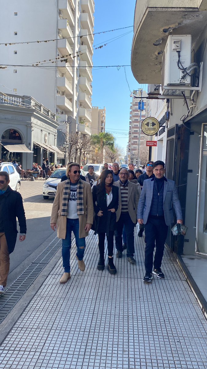 LumerMarcos's tweet photo. El Vasco @nazaetchepare recorriendo el centro de #SanNicolas con la candidata Marlén Fanegas. 
Nuevos dirigentes, gente joven y nuevas ideas 👉🏻@demosargok https://t.co/DJKuox6svl