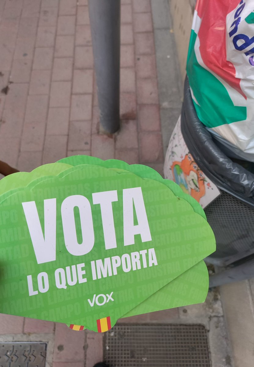 eixamdekp's tweet photo. No calien els ventalls, el BBVA ja ens paga les factures de llum per l'aire acondicionat. A diferencia de vosaltres no ens cremem mirant al sol.

Pd: el pròxim cop que volgueu apropar-vos al local potser sortiu calents! https://t.co/LVTUq0WrxD