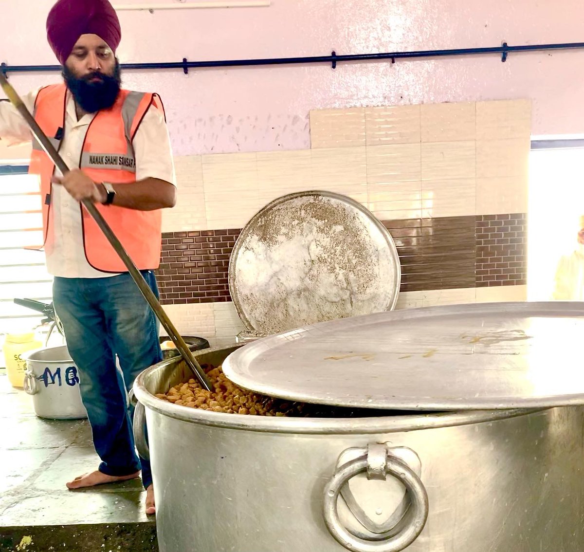 NSS_Foundation's tweet photo. Preparing food (langar) for flood effected people 
#MissionSewa #NSSFoundation 
#TeamNanakShahiSansar #PunjabFloods https://t.co/96rNmZEz2O