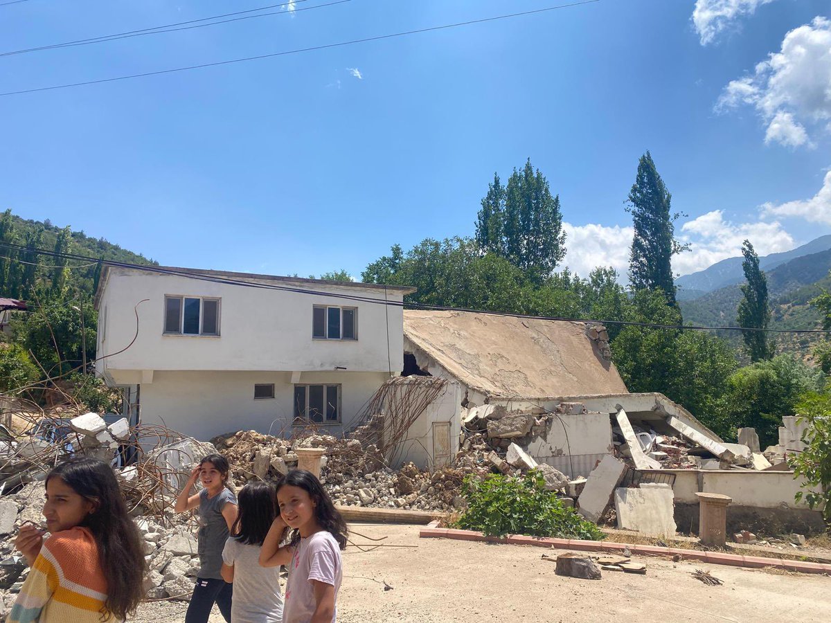 Depremin vurduğu İslahiye ilçemizin 710 nüfuslu Hasanlök köy camisi de maalesef yıkılmıştı. Hasanlök sakinleri yıkılan caminin yeniden yapılması için arayış içinde? Ola ki böyle bir nidaya aks-i sada olmak isteyen hayırserver biri çıkar diyerek buradan paylaşmak istedim.