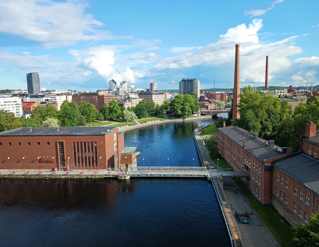 ElliVento's tweet photo. Kesälomaa ei tänä vuonna ole, mutta onneks on sentään näitä "työlomia"! Tänään katseltiin Tamperetta katolta käsin ja samalla sai pientä siedätyshoitoa korkeanpaikankammoon. 😅🫣 https://t.co/nCJowiv6N0