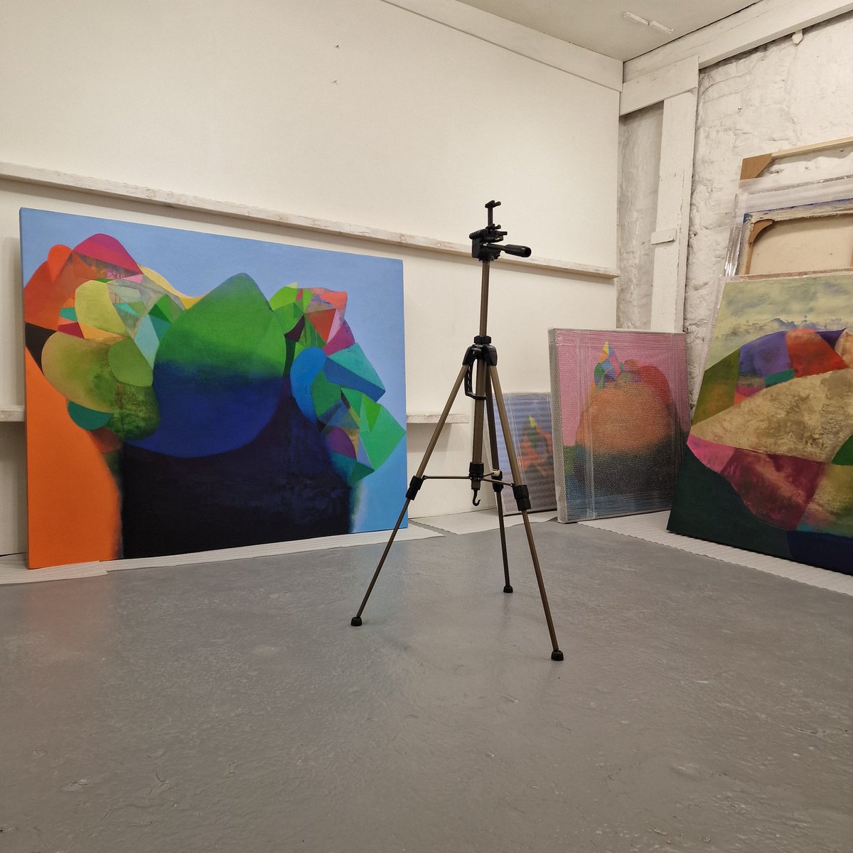 Photographing and wrapping some work for Solomon Fine Art. Their upcoming exhibition is the Summer one, which opens on Thursday the 27th of July. @SolomonFineArt #upcomingexhibition #summerexhibition #contemporarypainting #contemporaryart #solomonfineart #tomcliment