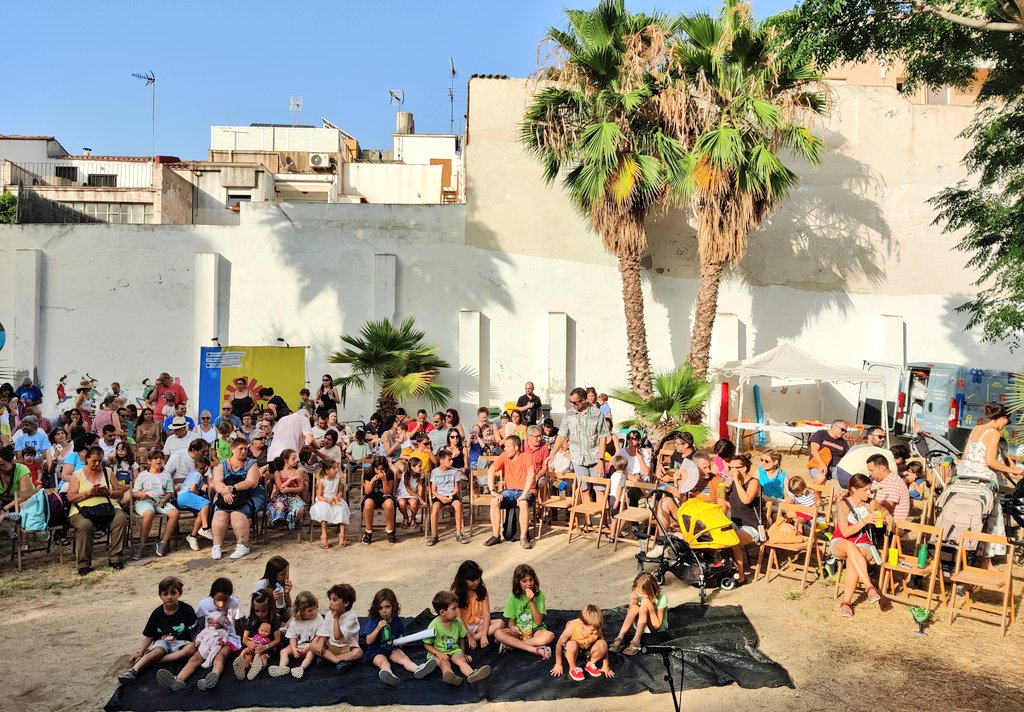 NosaltresFest's tweet photo. 💥🙌🏼 Tret de sortida a la quarta edició del #NosaltresFest amb el conta de les #Santes de @Capgros i @bucdellibres.
I més tard, a partir de les 21:00h música i dansa en viu!!!!
📍Tot a la Casa de la Palmera de #Mataró
#Cultura♥️ #Sostenibilitat 💙 i #Comunitat 💛 https://t.co/VHtzMiU3JF