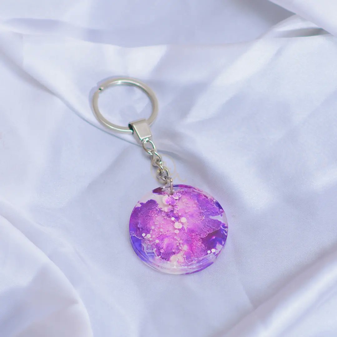 Aimi_Writes786's tweet photo. 3d Effect Epoxy Resin Keychain 😍

Made with Pinata Alcohol inks.

Available in different shapes and colors.

Can be customised in any color.

Dm to place your order.

#keychains #resinart #epoxy
#3deffect #alcoholink #shades #customisedkeychain #hijabiartist #businessowner https://t.co/6LnxPcdO5s