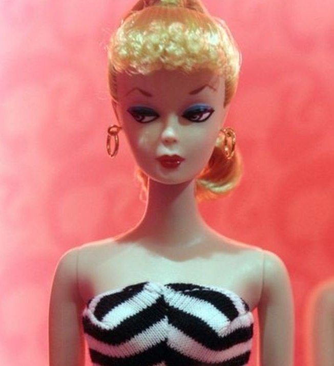 jownlock's tweet photo. não aguento essa barbie antiga que sempre tá com uma cara de "nossa que gay chato" https://t.co/UfyTK0HHCq