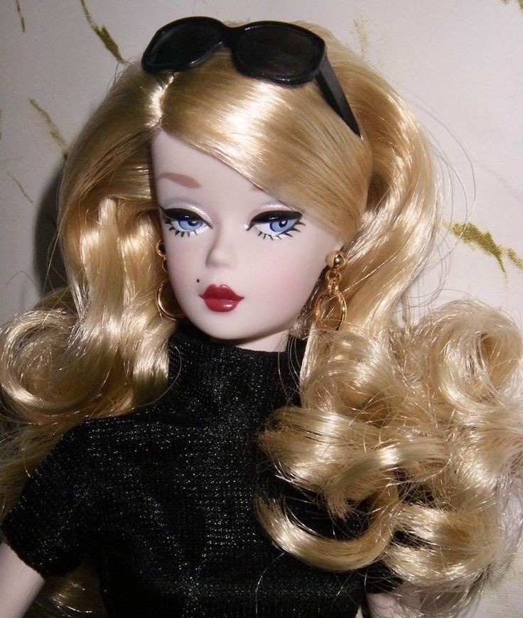 jownlock's tweet photo. não aguento essa barbie antiga que sempre tá com uma cara de "nossa que gay chato" https://t.co/UfyTK0HHCq