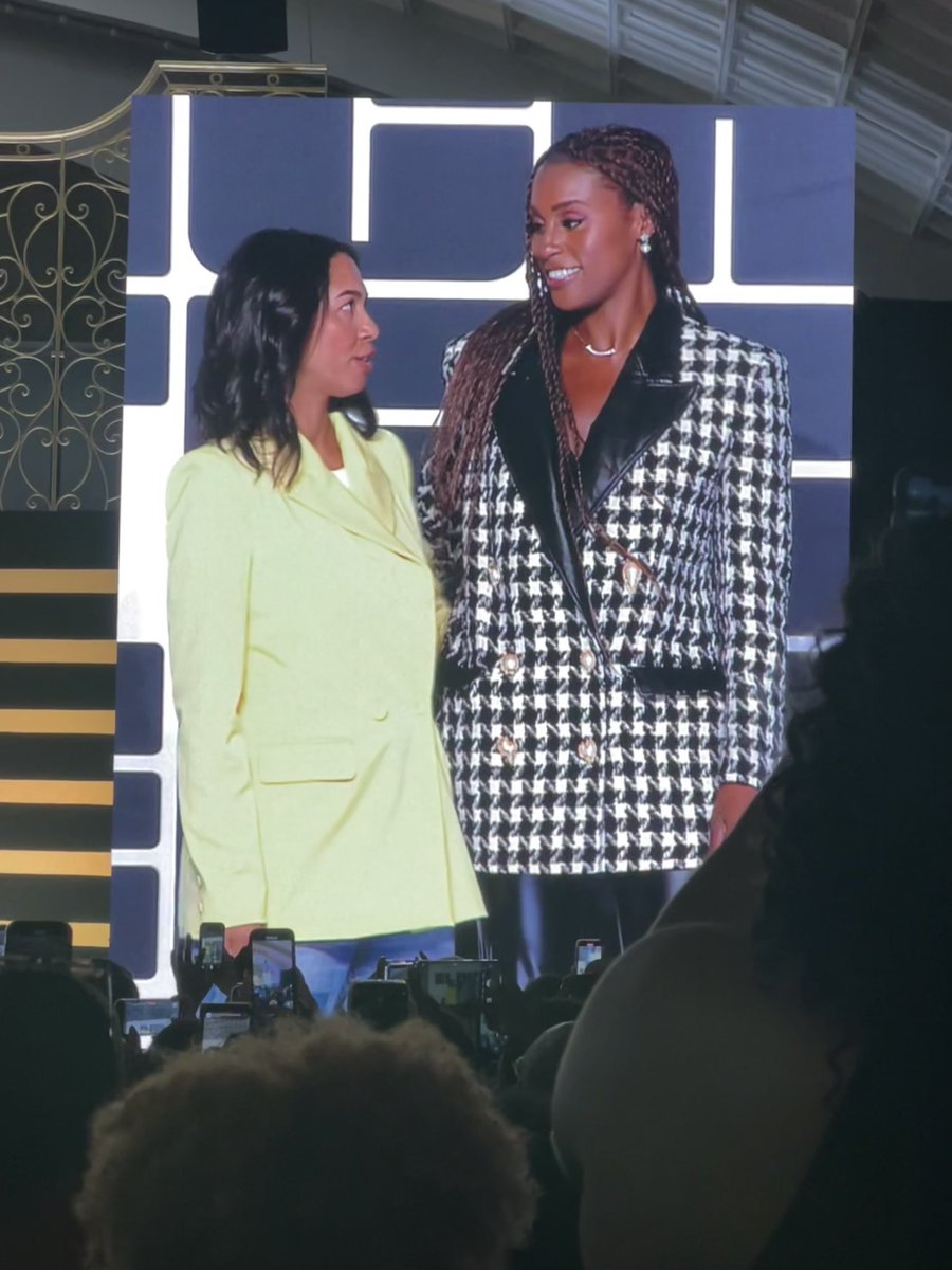 _infatueighties's tweet image. Issa Rae’s skin glows in real life! #BlackTechWeek