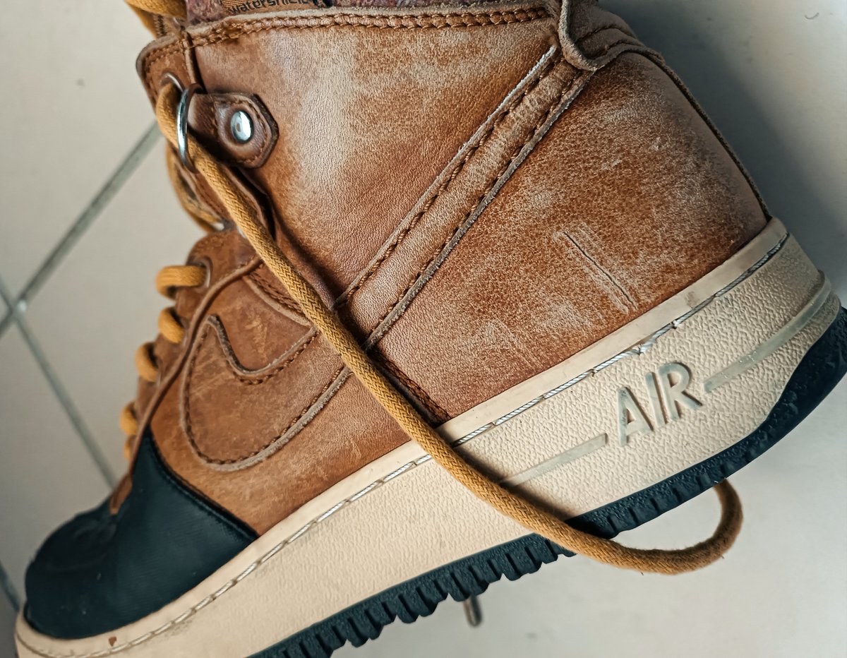 Player_1_Wins's tweet photo. Had these for like 12 years , ain't worn them in probably 6 😅 and that's because I find my feet getting way too warm in these joints ! 🔥🤣
But this year I swear they are doing the Lord's work 💪🏾😅
The #A1 #Duckboot 🔥
#Throwback #Thursday https://t.co/J4N6OIDJSl