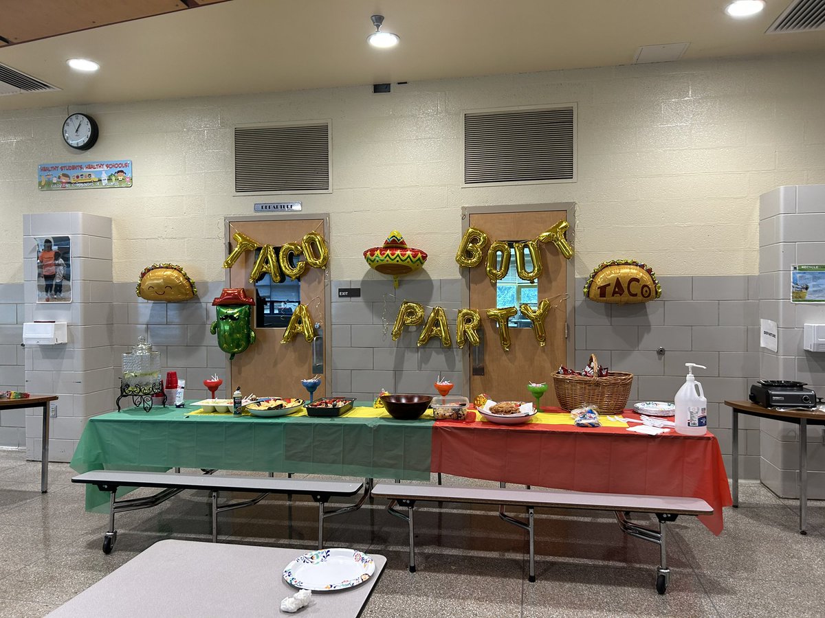 dawncarroll67's tweet photo. Fellowship with custodial staff, administrators, and secretarial staff.  Compliments of school counseling team. #LindaleLynx. #relationshipsmatter https://t.co/KUeEkA2g4f