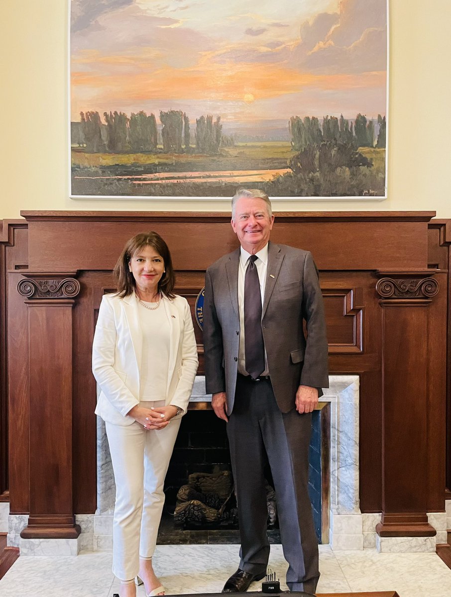 La consule générale @MarcyGrossman et le @GovernorLittle se sont rencontrés à Boise pour discuter des relations #Canada - #Idaho, y compris la coopération en matière de feux de forêt, les minéraux critiques et la transition énergétique 🇨🇦 🤝 🇺🇸