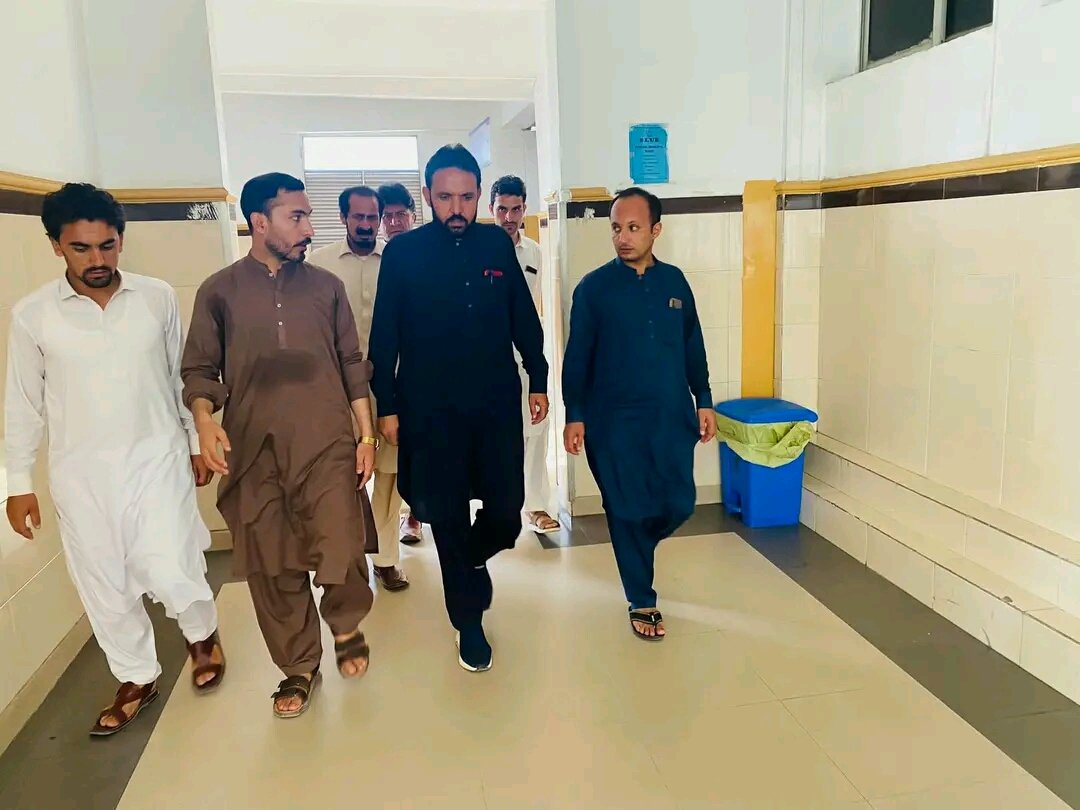 PSFKhyber's tweet photo. اے این پی خیبر کے ضلعی جنرل سیکرٹری  صدیق چراغ آفریدی،پارٹی اور پختون پی ایس ایف خیبر کے اراکین،حیات آباد میڈیکل ہسپتال میں زخمی اہلکاروں کی عیادت کررہے ہیں
اس موقع پر پی ایس ایف خیبر کے سینئر رہنماہ عرفان آفریدی،عبدالوہاب آفریدی اور دیگر ذمہ داران بھی ہمراہ تھے۔

 #PSFKhyber https://t.co/7pVWctQX2X