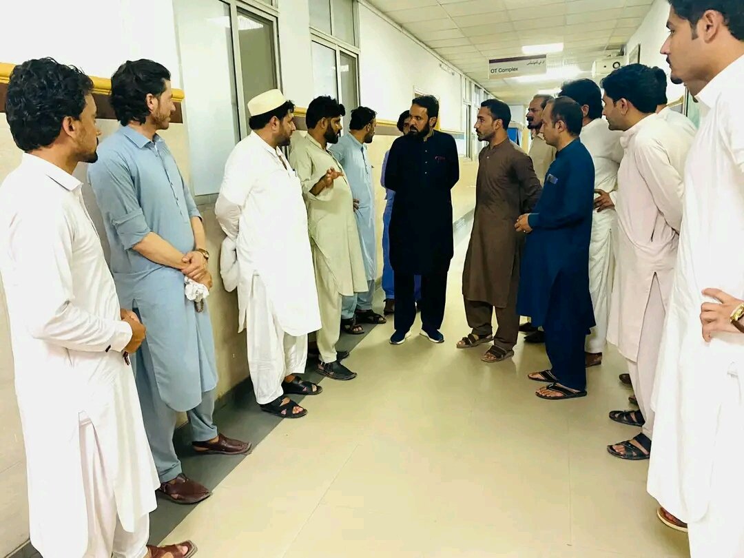 PSFKhyber's tweet photo. اے این پی خیبر کے ضلعی جنرل سیکرٹری  صدیق چراغ آفریدی،پارٹی اور پختون پی ایس ایف خیبر کے اراکین،حیات آباد میڈیکل ہسپتال میں زخمی اہلکاروں کی عیادت کررہے ہیں
اس موقع پر پی ایس ایف خیبر کے سینئر رہنماہ عرفان آفریدی،عبدالوہاب آفریدی اور دیگر ذمہ داران بھی ہمراہ تھے۔

 #PSFKhyber https://t.co/7pVWctQX2X