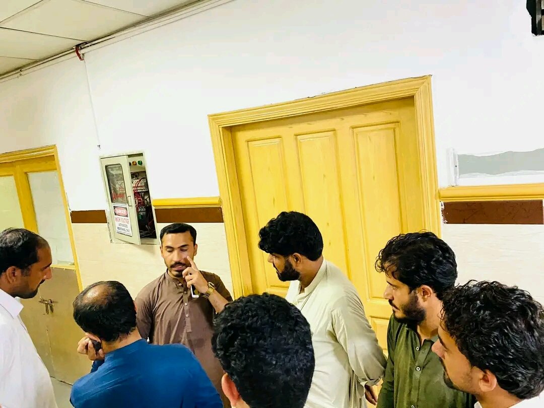 PSFKhyber's tweet photo. اے این پی خیبر کے ضلعی جنرل سیکرٹری  صدیق چراغ آفریدی،پارٹی اور پختون پی ایس ایف خیبر کے اراکین،حیات آباد میڈیکل ہسپتال میں زخمی اہلکاروں کی عیادت کررہے ہیں
اس موقع پر پی ایس ایف خیبر کے سینئر رہنماہ عرفان آفریدی،عبدالوہاب آفریدی اور دیگر ذمہ داران بھی ہمراہ تھے۔

 #PSFKhyber https://t.co/7pVWctQX2X