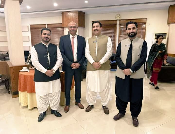 WaqasMengalOff's tweet photo. نیشنل ڈیفنس یونیورسٹی اسلام آباد میں سابقہ کور کمانڈر بلوچستان جنرل عامر ریاض، انٹرنیشنل سکولرز اور دوستوں کے ہمراہ۔ 

۔

#BalochistanStars #engrwaqasmengal #NationalDefenceUniversity #Ndu #NMW #YouthActivist #nwb10 #pakarmydefenders #ndualumni #Securityworkshop https://t.co/yJDUuRLVrn